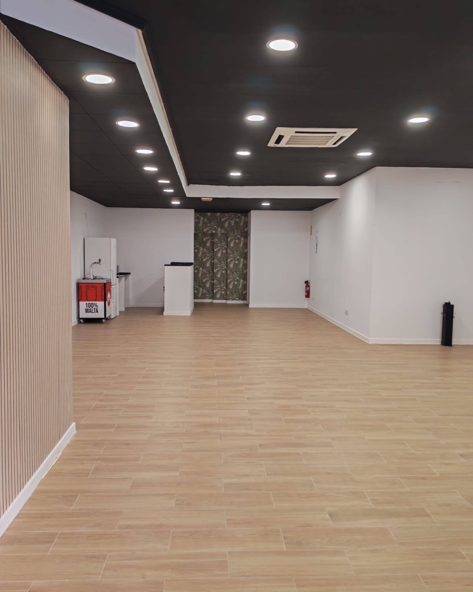Sala principal diáfana con iluminación cálida